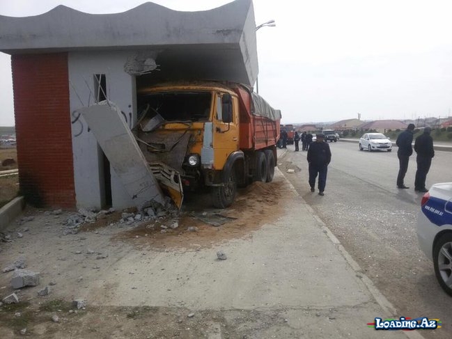 Azərbaycanda "KamAZ" dayanacağa belə girdi - Sun.Az