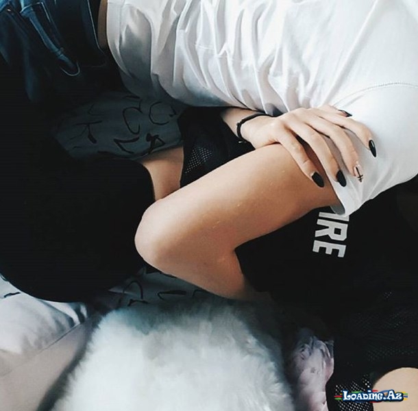♥ Gülmək üçün xoşbəxt olmağı gözləmə, bəlkə xoşbəxtlik gülüşündə qorunub, əsla ağlayım dəmə!