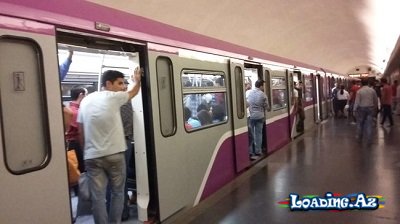 Bakı metrosunda HƏYƏCANLI ANLAR: Gənc özünü qatarın altına atdı - Sun.Az