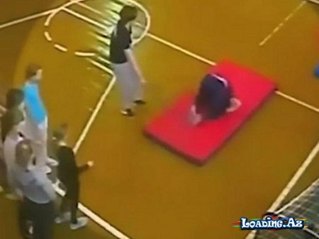 İdman dərsində şagirdin beli qırıldı, müəllim işdən çıxarıldı - VİDEO - Sun.Az