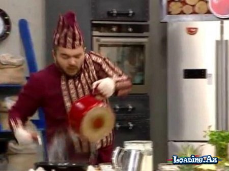 Azərbaycan efirində BƏDBƏXT HADİSƏ - Qaynar su aparıcını yandırdı - VİDEO - Sun.Az