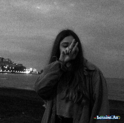 O deyirlər ha “burax ay getsin, sən qal bu gecə” - Mən buraxdım hər şeyi getdi, bir tək sən qal, Sən qal… Sən.