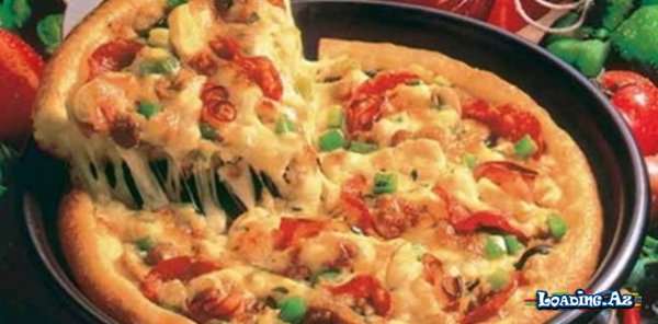 Tavada pizzanın hazırlanması