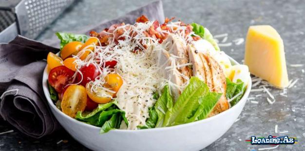 Toyuqlu "Sezar" salatının hazırlanması -RESEPT