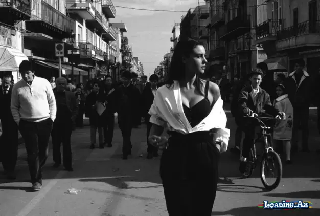 Qadın- kişilər üçün yazılmış bir kitabdır.  Əgər onu başa düşmürsənsə, deməli sənin üçün yazılmayıb...