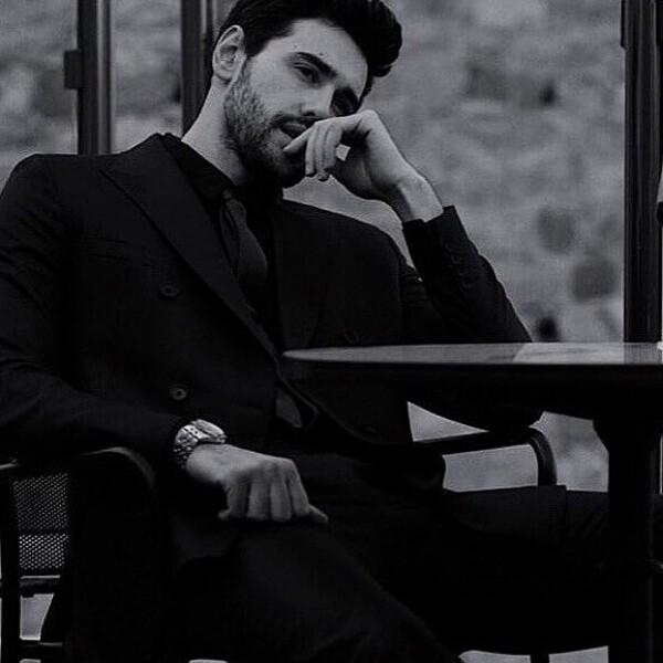 Yum göz qapaqlarını. Get ən dərinliklərə.Səni incidənləri düşün, gəlmədən gedənləri, "tərk etmərəm" deyib ən başda qaçanları.Sənin paramparça etdiyin bedənləri düşün, yaranı bağlamaya icazə verməyənləri, dəfələrlə eyni səhvlərin sənə qarşı edənləri