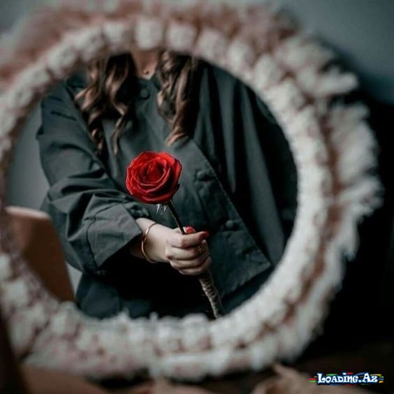 Həyat güzgü kimidir siz gülmsəyin o da sizə gülümsəyəcəkdir.