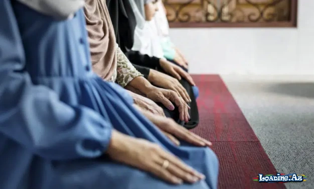 Namazda sağa və sola salam vermək lazımdırmı?