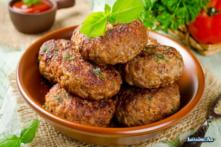 Kotleti bişirərkən dağılmaması üçün bu 5 qidanı ƏLAVƏ EDİN