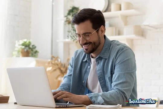 Kişilər sosial şəbəkələrdə - LoaDinG.Az