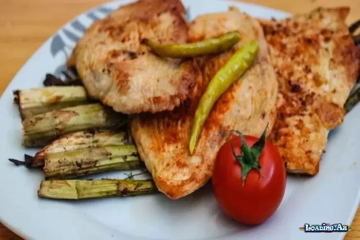 Toyuq döşünü səhv bişirirsiniz: ətin şirəli və yumşaq olması üçün nə etməli - Sun.Az