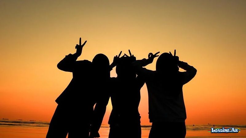 Yaşlı nəslin əsl dostluq əlaməti, gənclərin isə lazımsız əziyyət hesab etdiyi 8 davranış - Sun.Az